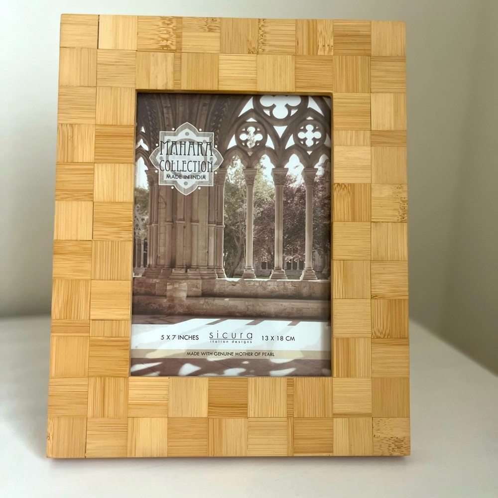 Bamboo 5 by 7 stand-up picture frame, great condition